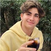 Estudiante de economía imparte clases a alumnos